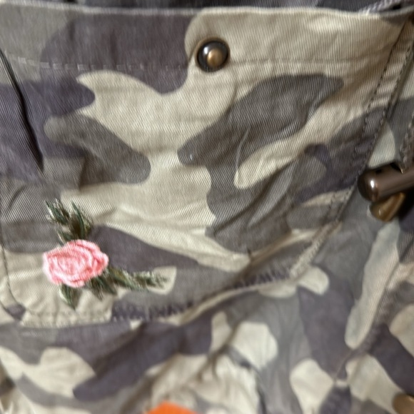 Francesca’s Collections Blue Rain Anorak Camo pink  flower Embroidered jacket S - Picture 5 of 6